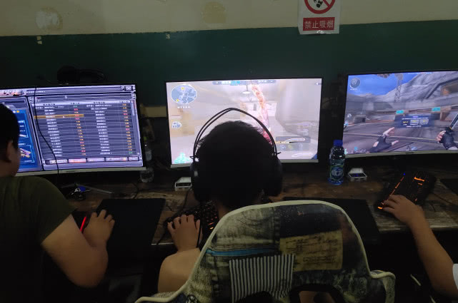 年少时的我经常来这里上网,那个时候网吧里十分热闹,玩什么游戏的都有