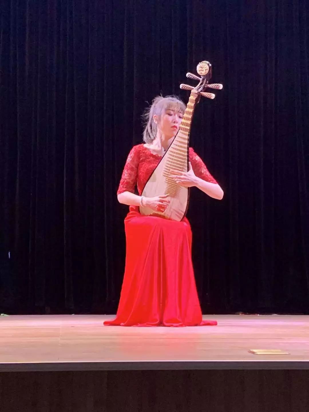 琵琶独奏曲《新翻羽调绿腰》乐曲清丽委婉,优美流畅采用唐代的雅乐羽