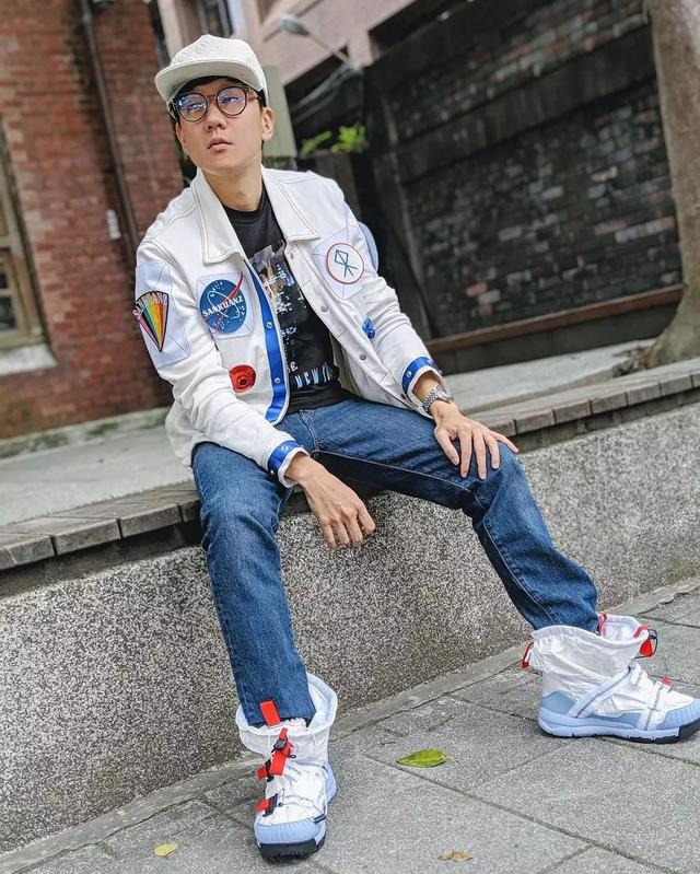 最近人气极高的 sacai x nike 他也提前上脚,真是羡煞旁人.