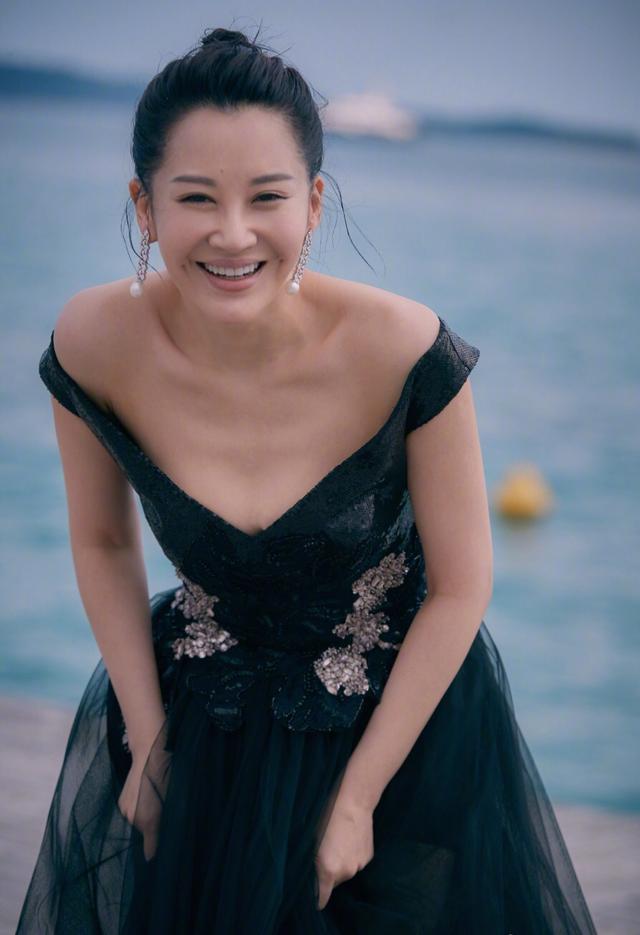 50岁许晴一改公主心身着绿色露肩裙大秀女人味不愧是不老女神