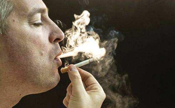 长期吸烟的人,突然戒烟,身体会有六种表现,是正常反应
