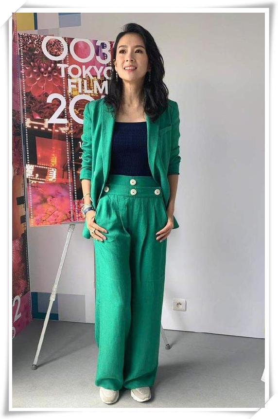 章子怡真不显老,俗气绿西装搭运动鞋也能穿出高级感,服了! 欧美sss整片在线观看