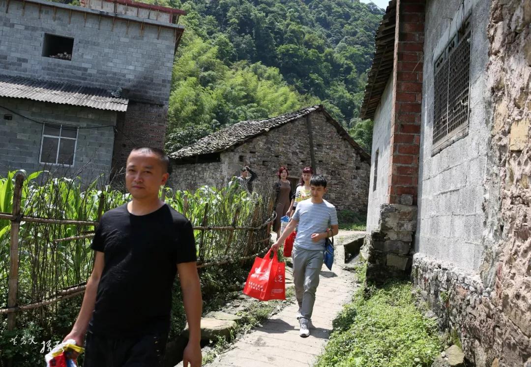 她们第五次来到筠连大雪山镇这位贫困户家中,感觉有些