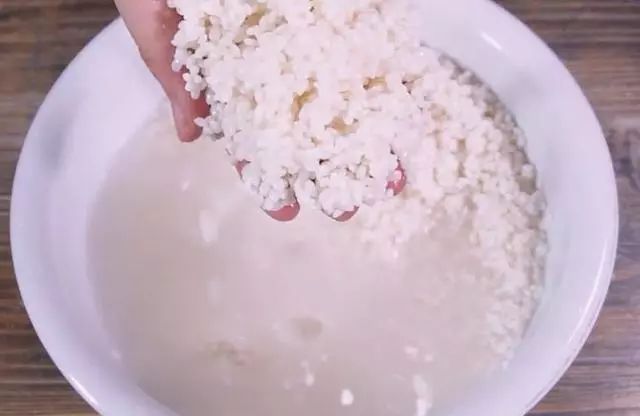 糯米不要包粽子吃了,换个新吃法,外酥里嫩,鲜香又美味