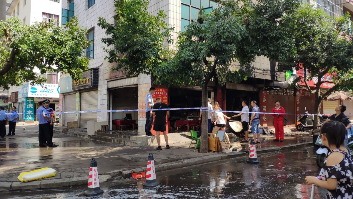 今早,玉溪市葫芦园民强街一餐馆液化气泄漏引发火灾事故!