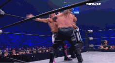 aew疯子迪安袭击y2j与肯尼科迪砸毁王大锤宝座宣战wwe
