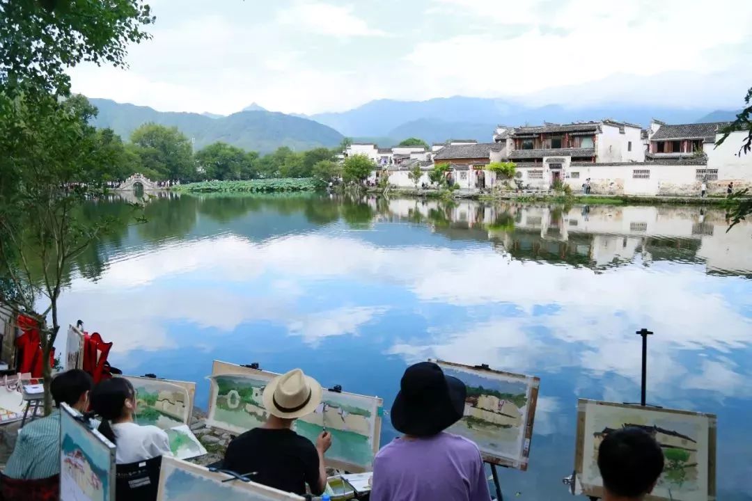 女大学生发现针孔摄像头,正对淋蓬头偷拍!更没想到的是…… av天堂