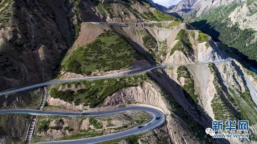 新华社记者江文耀摄 它就是 被誉为"新疆最美公路"的 独库公路 在独库