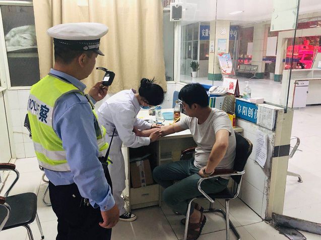 民警随后将其带往医院抽血送检