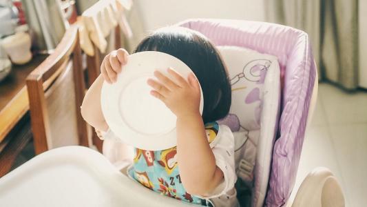                     原创            喂饭1小时，还吃不了几口，宝宝不爱吃饭或食量小怎么办？