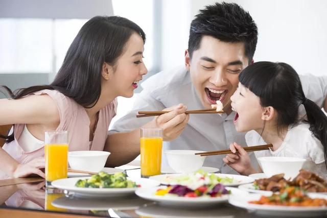                     原创            喂饭1小时，还吃不了几口，宝宝不爱吃饭或食量小怎么办？
