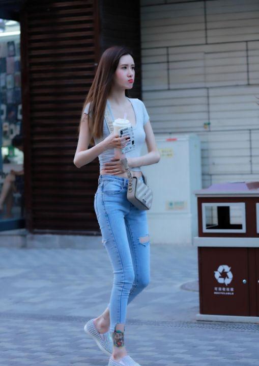 气质非常好的美女街拍 aacd3efc76d0450eb5d2793cb1c106ec.jpeg