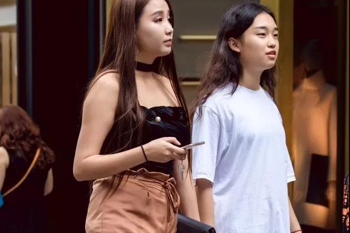 街拍:身材丰满大长美腿性感美妇,呆萌表情蛮可爱