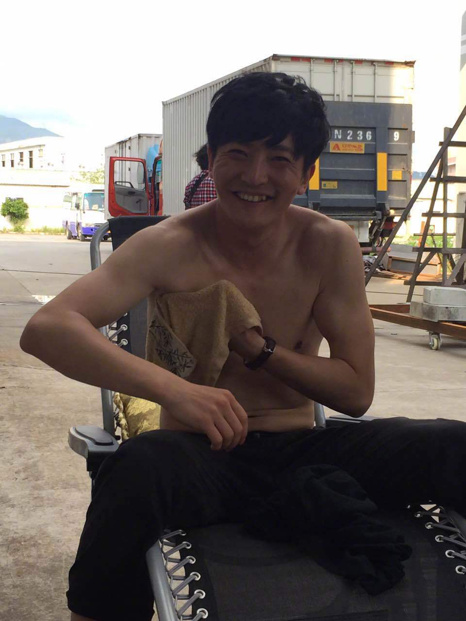 原创包贝尔晒郭京飞"老汉"形象照,面对本尊也不低头,直言赢定了