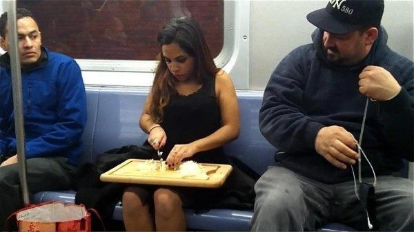 你永远不知道在地铁上会遇到什么奇葩！