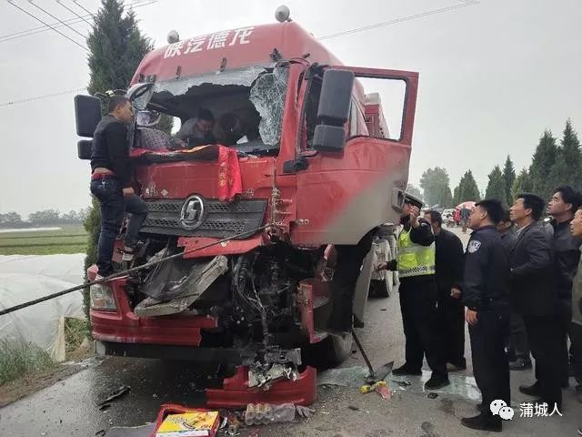 发现前方发生交通事故,但因雨天路滑,车辆制动不及时导致三车相撞