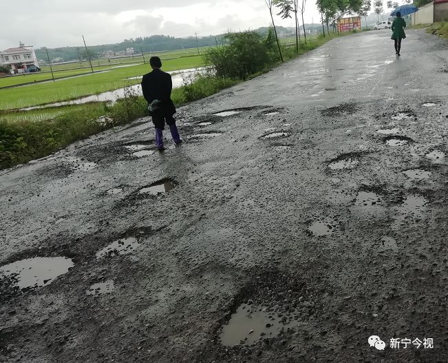 近两年来 新宁x078江黄线坑坑洼洼的路况 让沿线四大乡镇近十万百姓