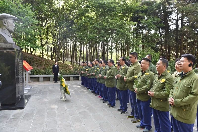 在杨善洲干部学院,学员们在杨善洲墓园前敬献花篮,瞻仰遗像,重温入党