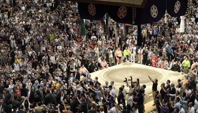 特朗普日本看相扑时因为这个反应被观众抱怨他在想啥呢