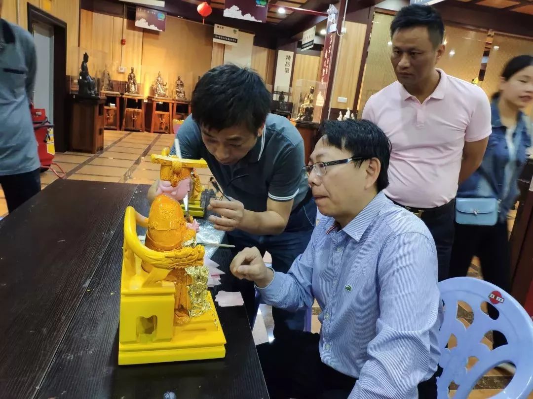 来自台湾的邱俊杰主任体验贴金工艺