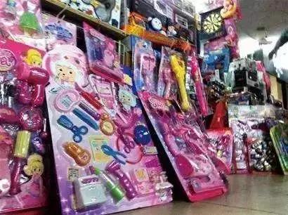                     还敢往澡盆放小黄鸭吗？塑化剂严重超标，8岁女孩性早熟停止长高