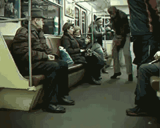 你永远不知道在地铁上会遇到什么奇葩！