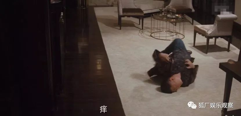 《毒战》里孙红雷被迫吸毒后浑身发痒抽搐,不得不疯狂灌水催吐,泡冰块