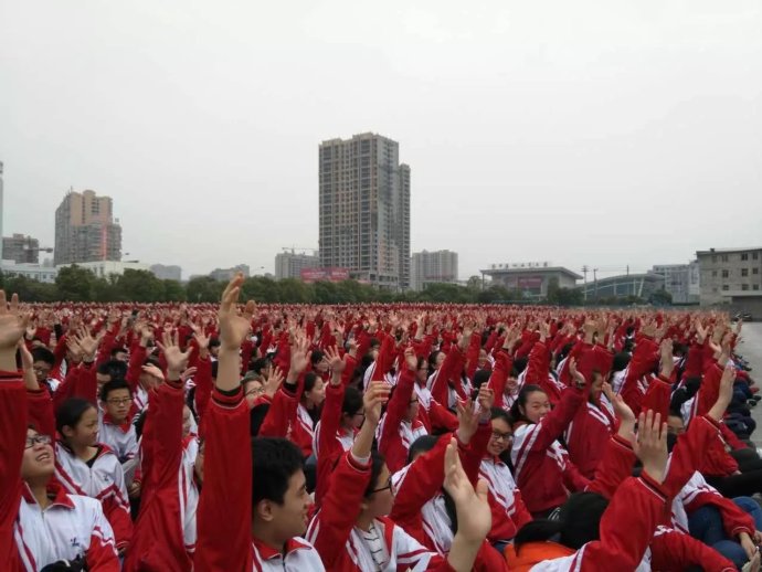 红文化传播公司首席演讲家叶明粮老师来到南部县第二中学金葫路校区
