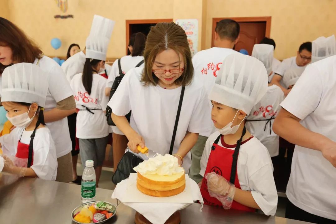 换上亲子装后,在糕点师的指导下,小朋友们和家长开始制作起自己的作品