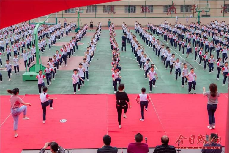 南门学校第十三届校园文化艺术节校园团体操大赛解锁"嘟啦"操