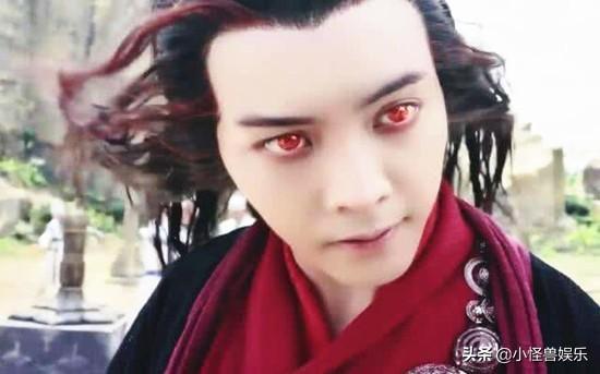 而李易峰这个一身红衣,眼睛发红的造型,就是他在剧中控制不住煞气黑化