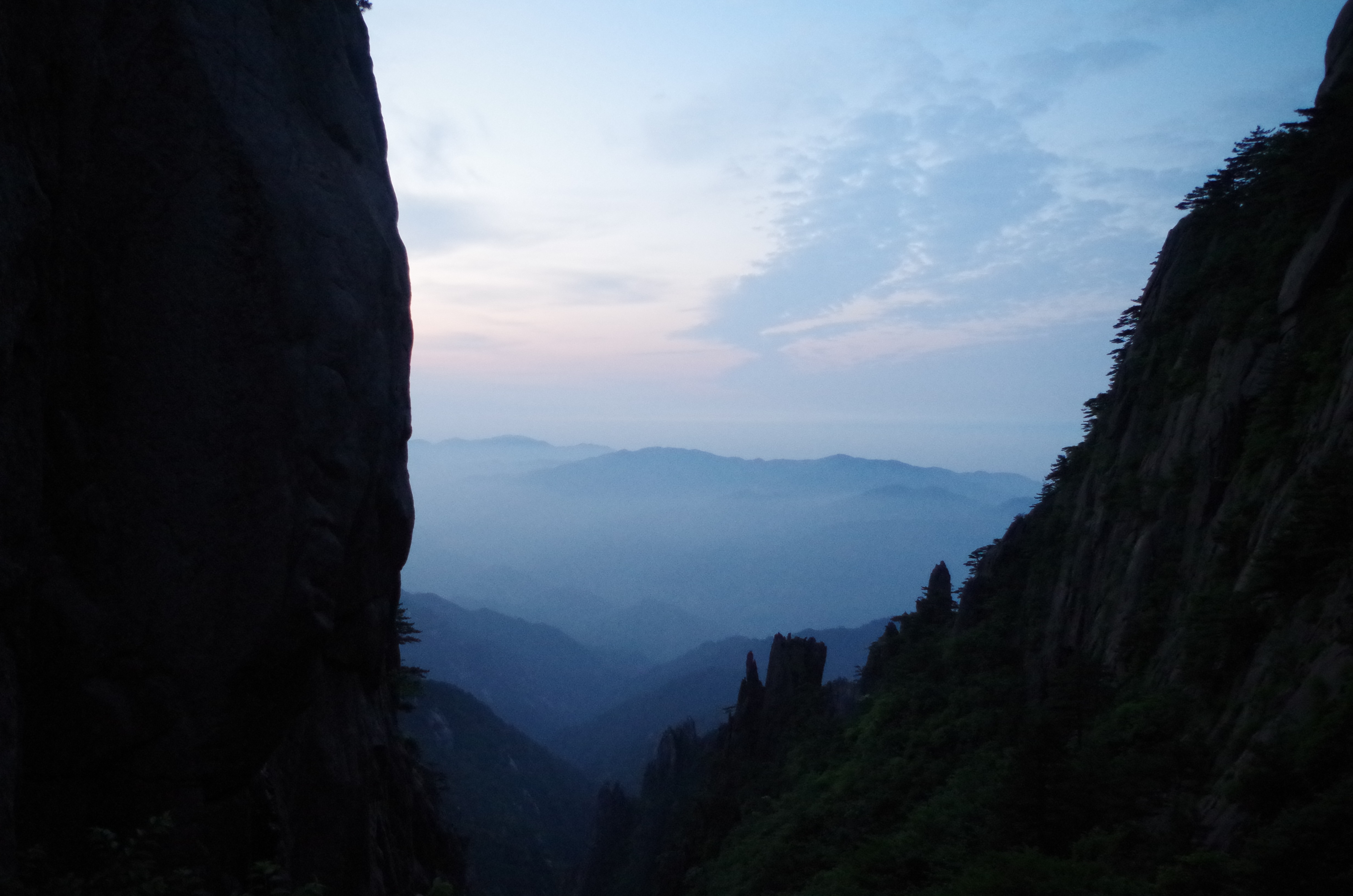 第二天出发光明顶 黄山的日出 太阳徐徐升起天色渐微亮