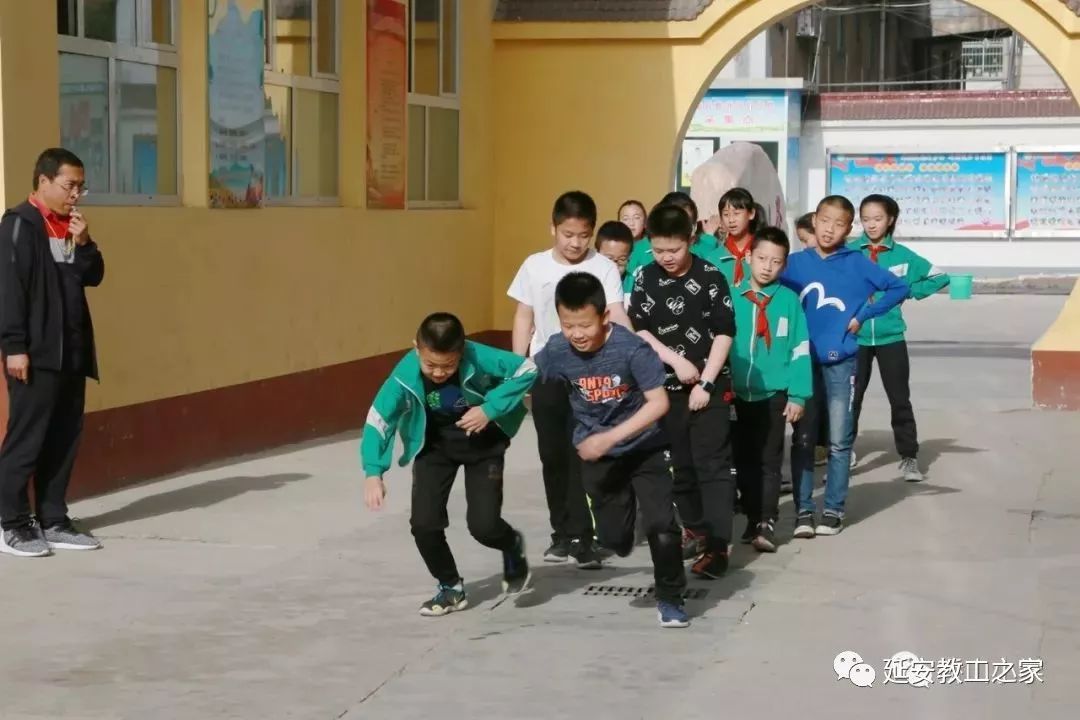 菁菁校园我向前绿荫场上奋力搏黄陵县桥山小学