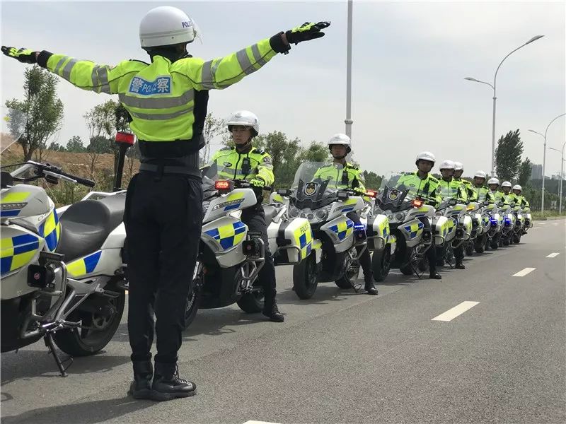 帅炸临沂交警铁骑来了快看