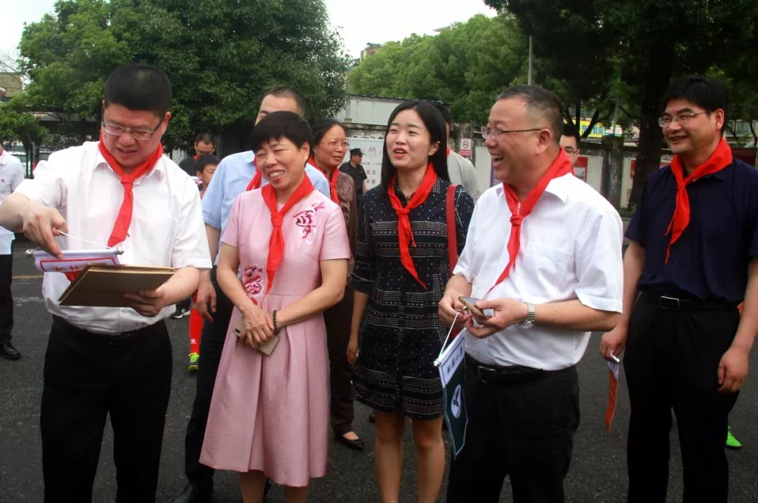 "六一"前夕,区委书记沈志江,副区长祝静芝慰问柯小师生