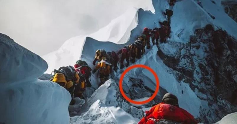 攀登珠穆朗玛峰的登山者不得不从尸体身上排队爬过.