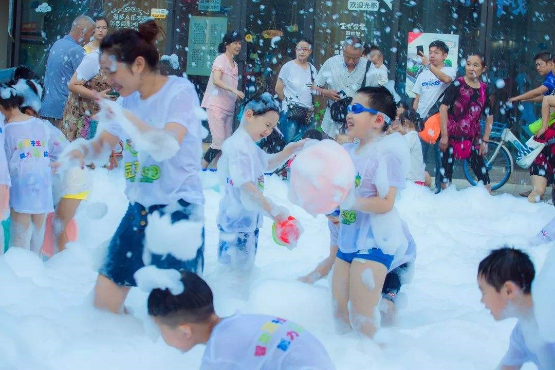 清泉湾上的儿童节洋溢着幸福泡泡的童话水上乐园