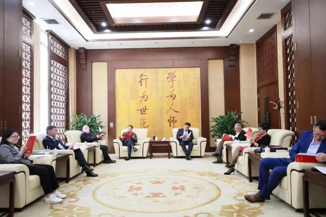 由汤潮会长主持会议,姜庆明秘书长汇报工作.