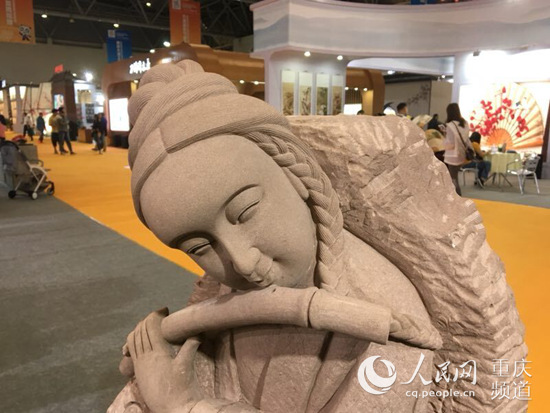 大足石刻第16代传人刘能风亦能在拇指大的汉白玉石上刻画观音微妙的
