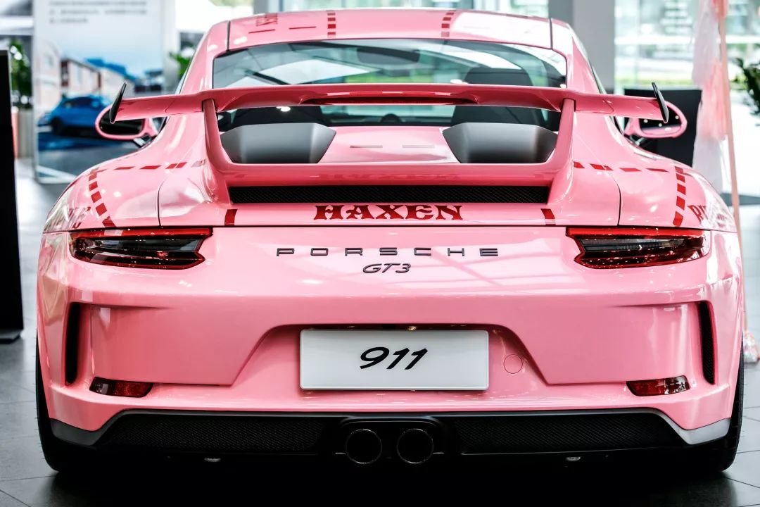 这台 911 gt3 加装上保时捷粉红猪涂层漆,让其在展厅更加吸睛亮眼.