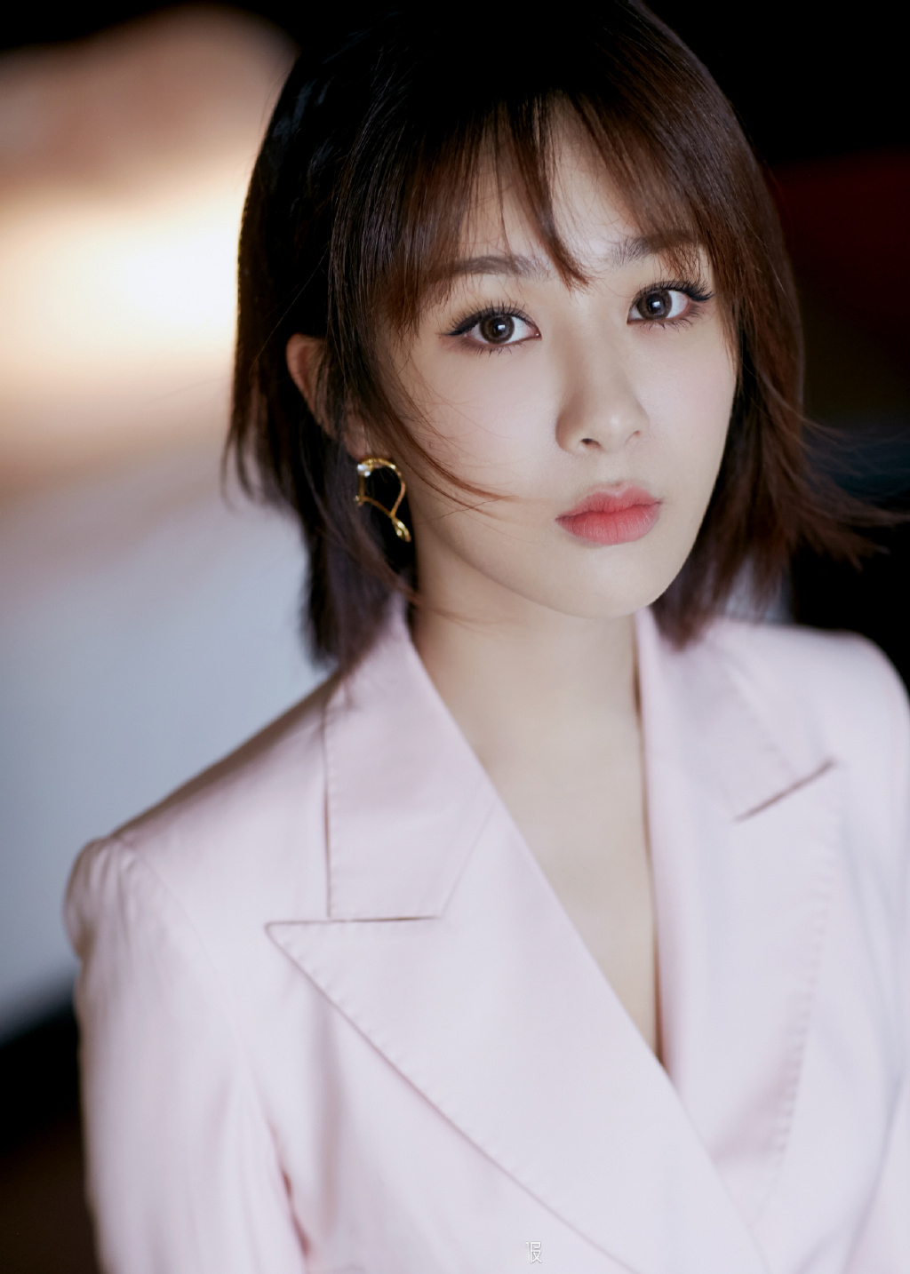 女艺人杨紫粉色西装精致时尚写真