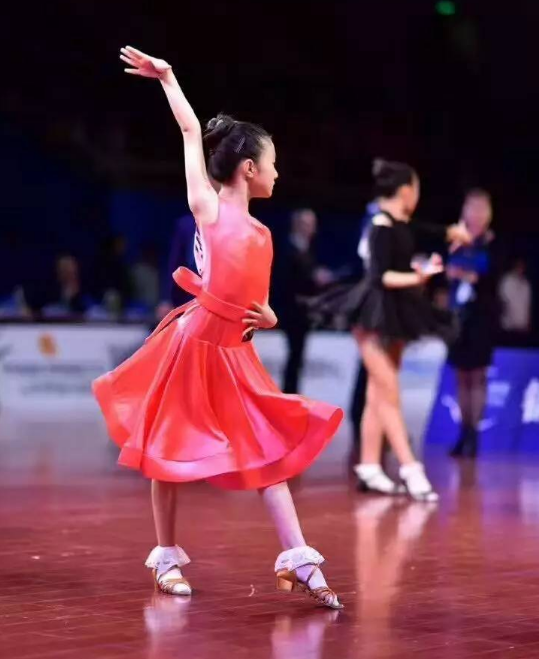 刘烨女儿晒马术,马伊琍女儿跳拉丁,明星子女"光环之下