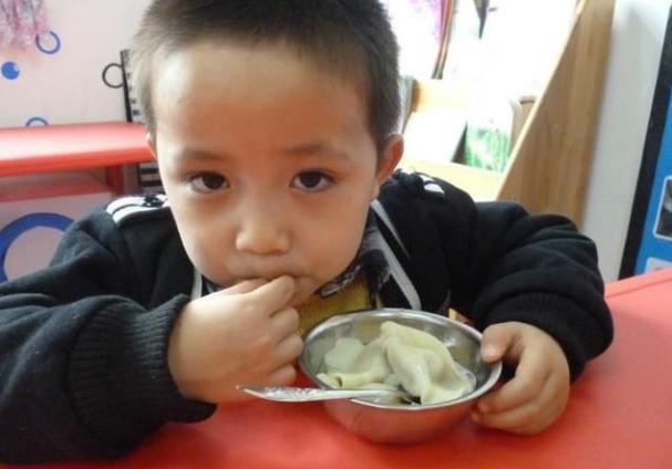                     夏季天热，带娃做到不吃“二饭”，不睡“二觉”，宝妈别大意！