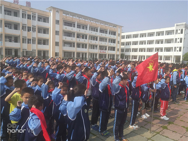 【江苏消息】5月27日下午,盱眙县官滩中心小学在操场举行了"争做新