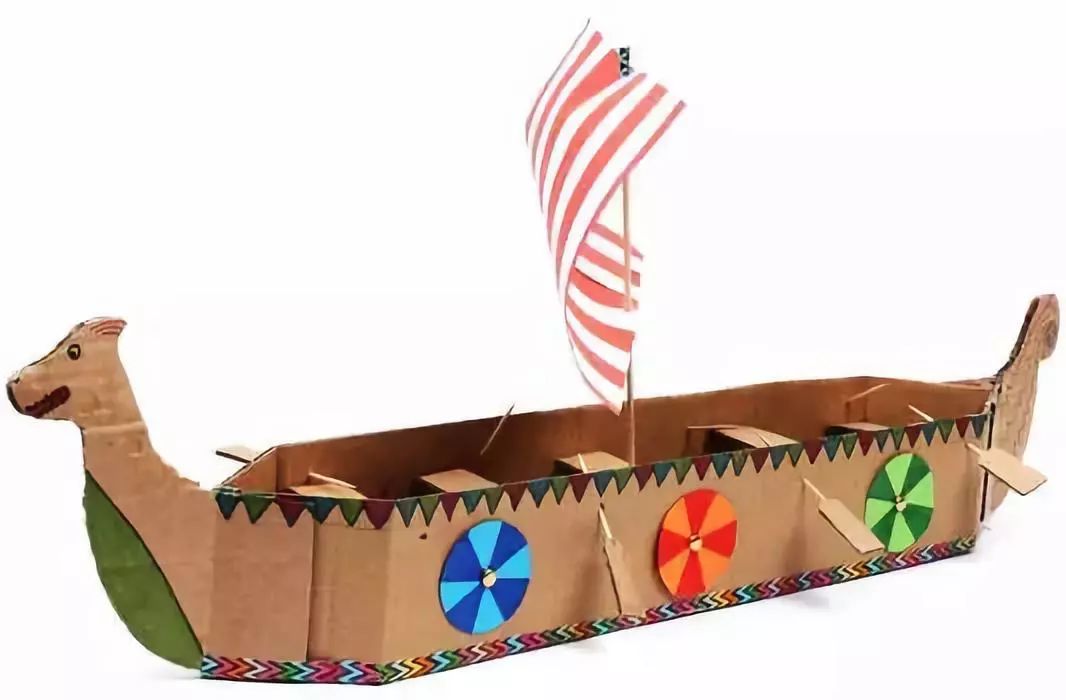 最后加上硬纸板做的船桨,龙舟就做好啦~船的大小视硬纸盒的规格而定