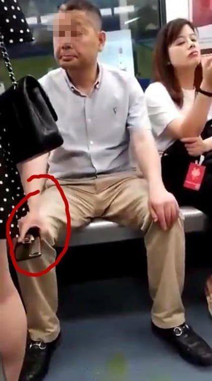 成都"变态男"坐地铁用手机偷拍女子裙底;反被偷拍举报
