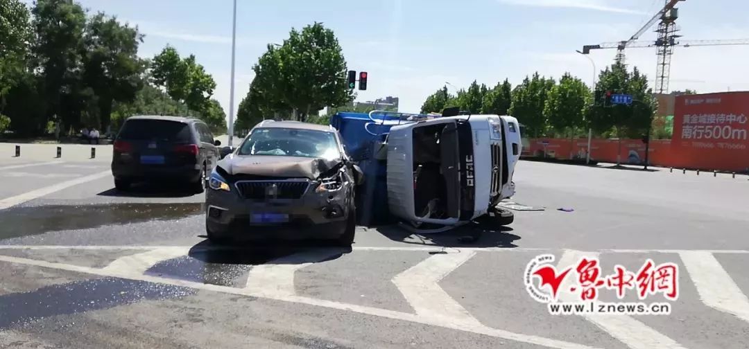 9时许 淄博鲁泰大道与重庆路路口处 发生一起三车交通事故