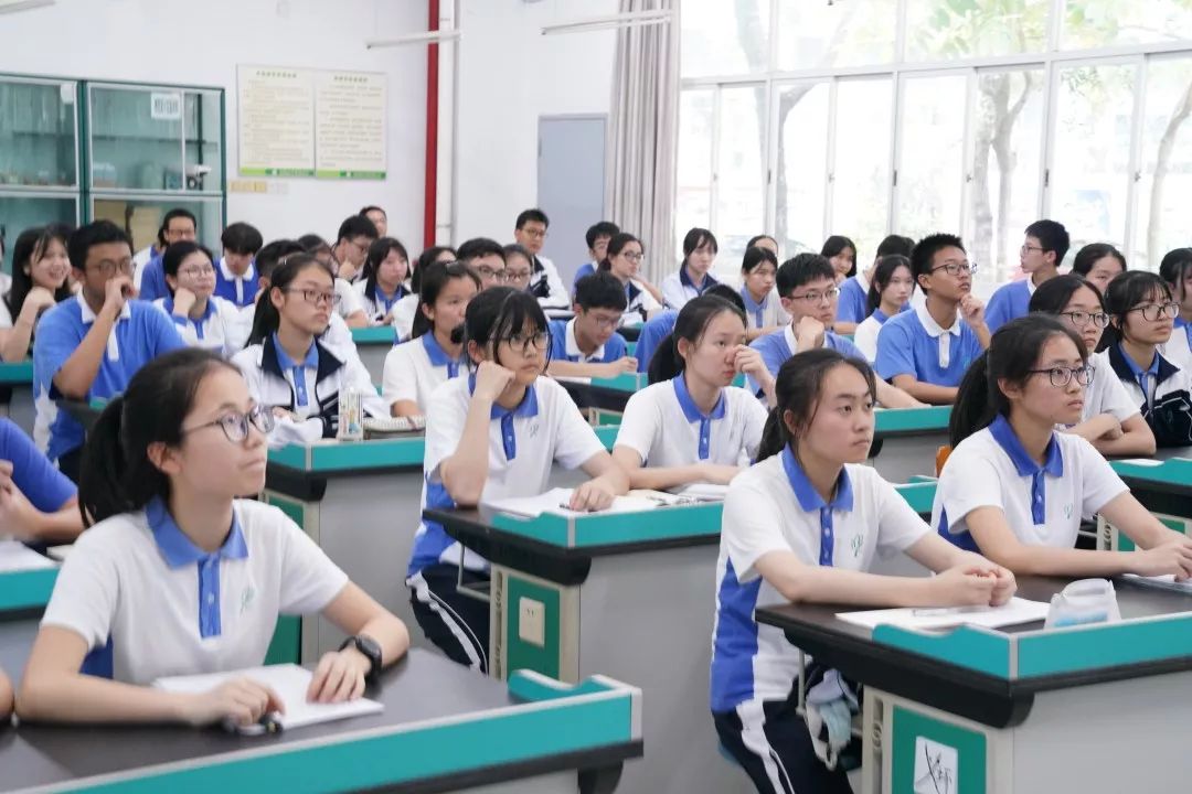 华侨城中学聆听高校之音讲座为学生敲开生涯之门