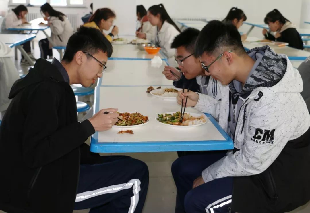 北屯高级中学花样美食让学生营养均衡