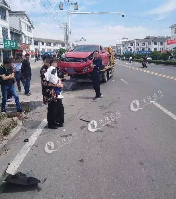 溧阳别桥车祸一老人被撞,急寻目击者◇车子被帖罚单可